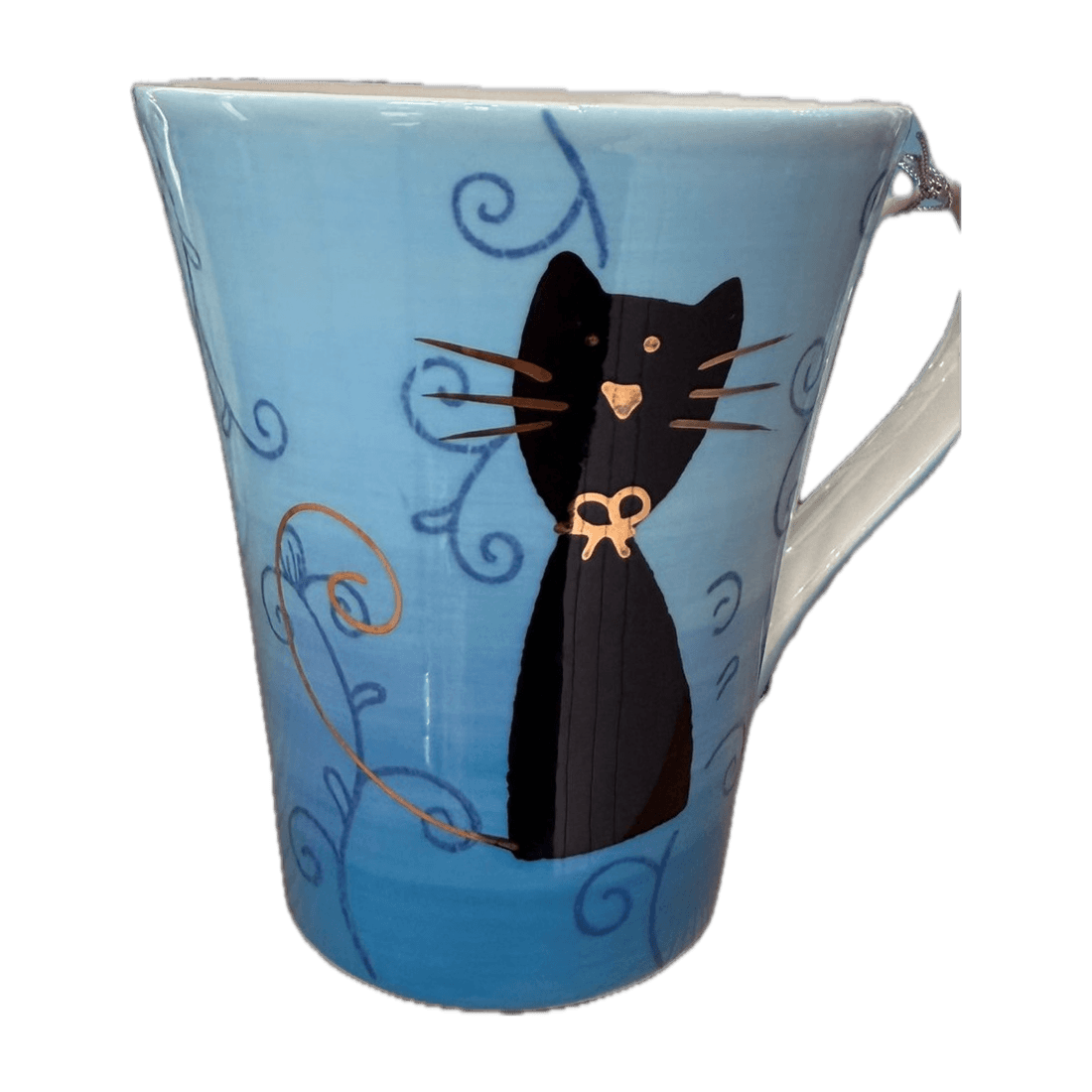 Hellblauer Becher mit einer schwarzen Katze und dunklen Schnörkel-Verzierungen.