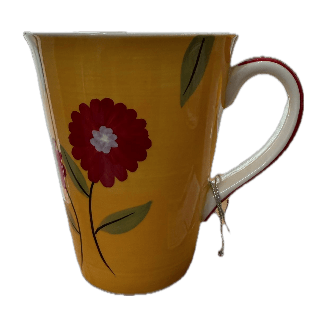 Hoher gelber Keramikbecher mit einer großen roten Blüte und grünen Blättern.